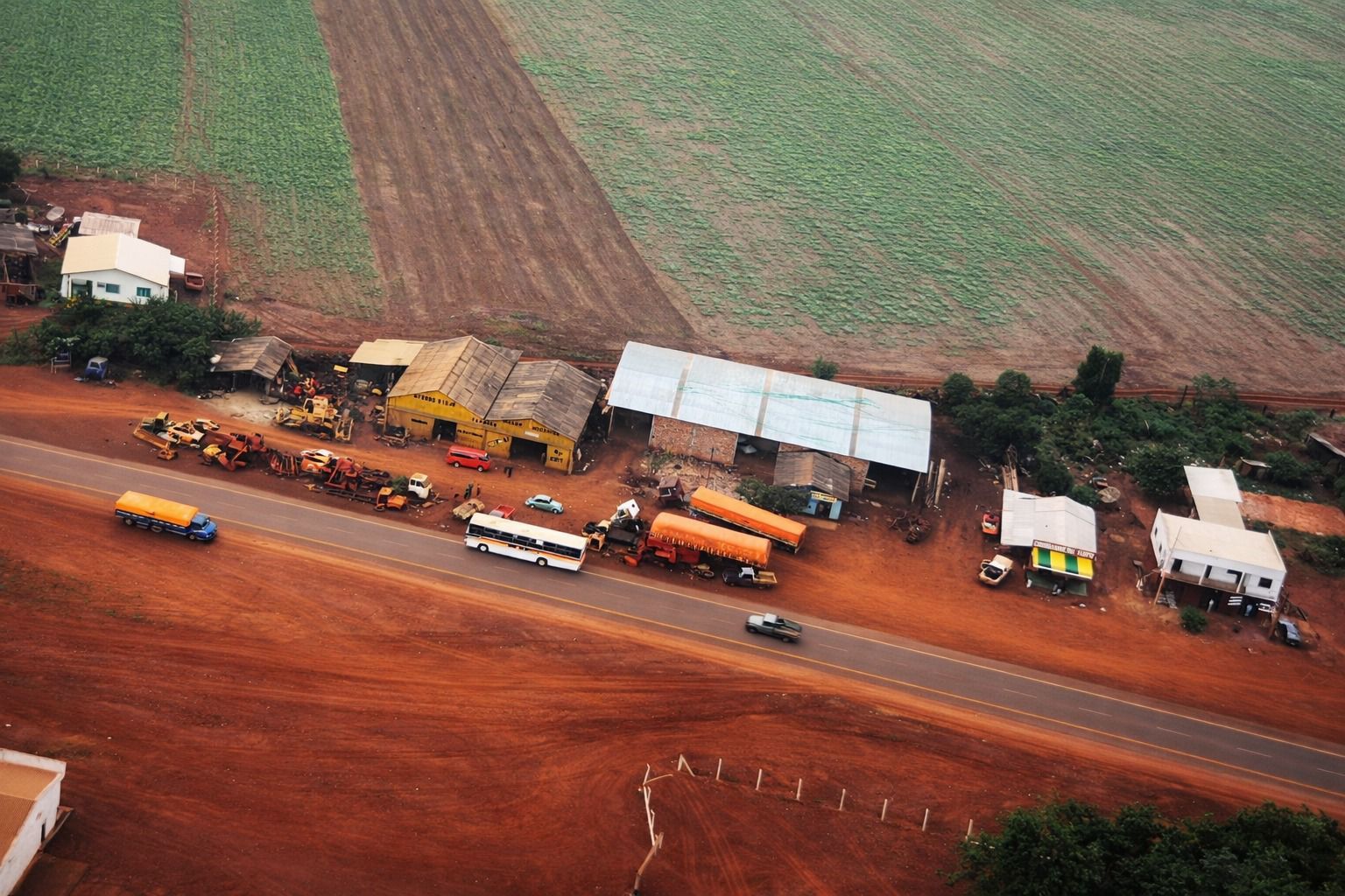 Vista aérea de los galpones de la familia Tavares antes de 2006