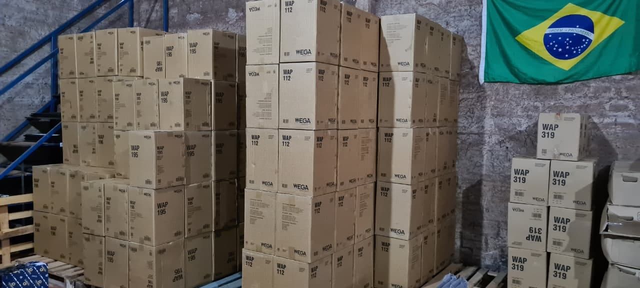 Stock de repuestos de marca en el depósito de la distribuidora mayorista