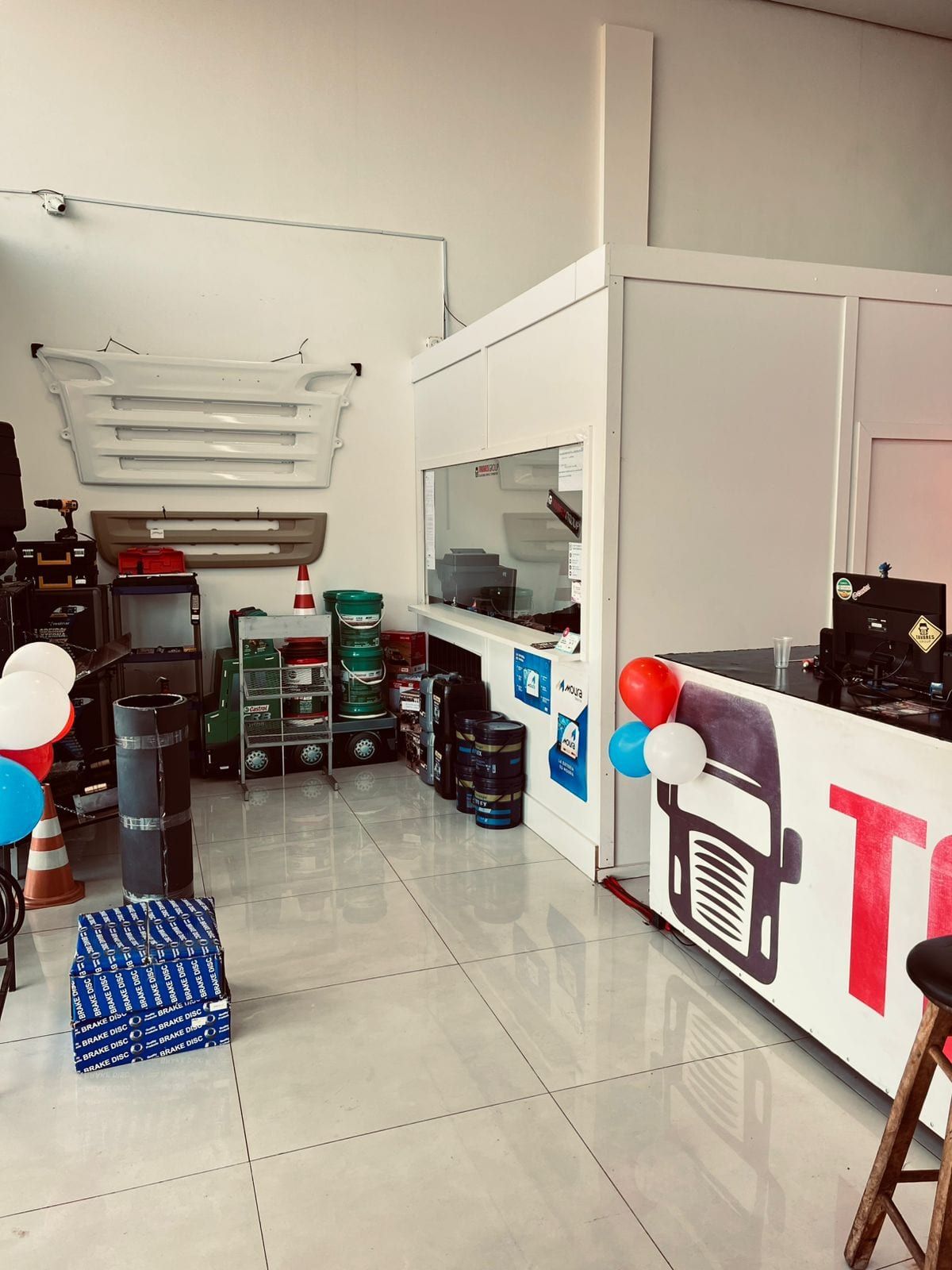 Exhibición de parrillas y lubricantes en la sucursal de Campo 9