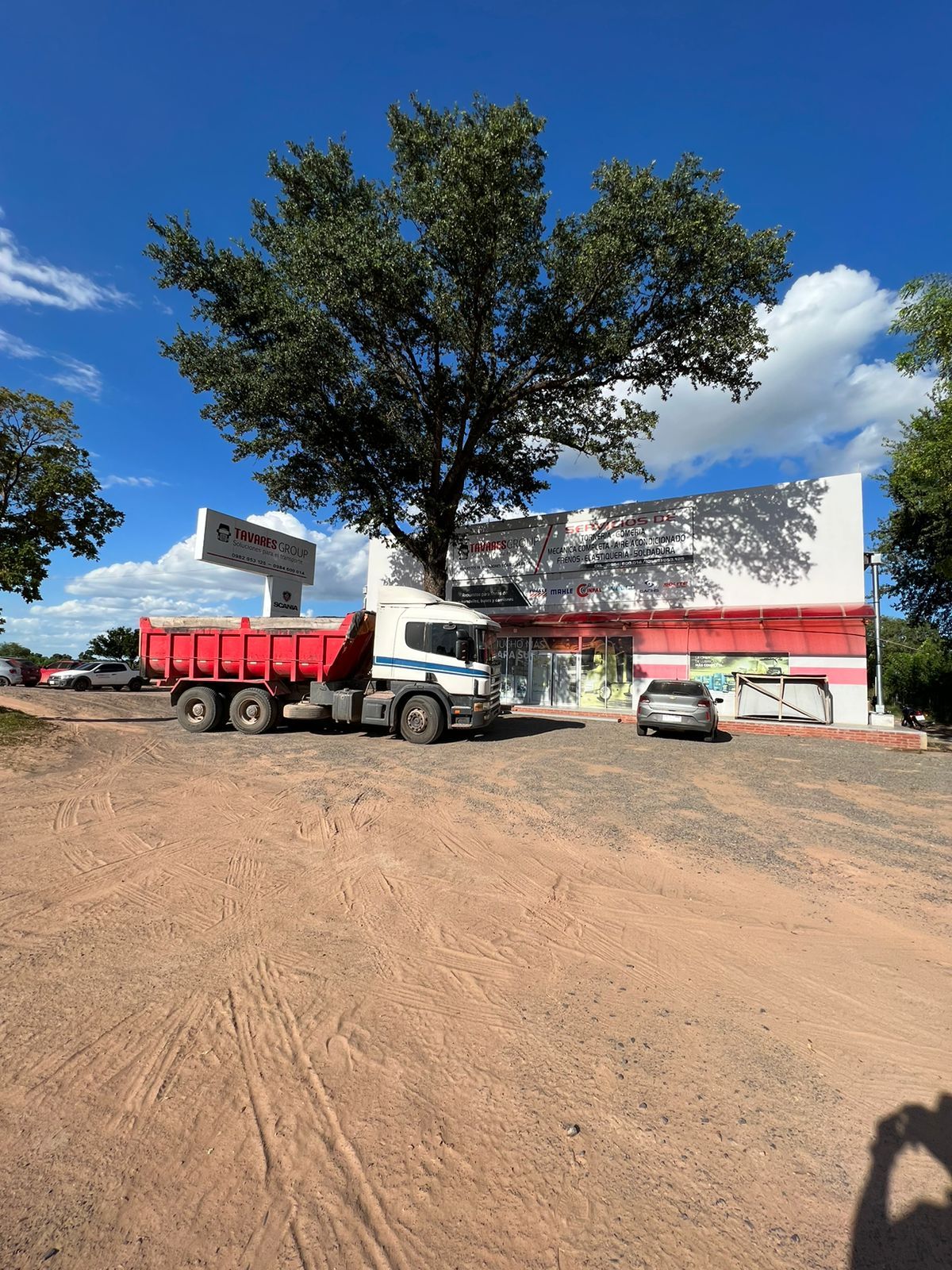 Frente de la sucursal de Loma Plata