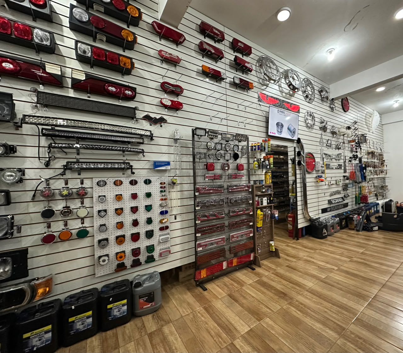 Salón de ventas de Curuguaty: iluminación, repuestos y accesorios