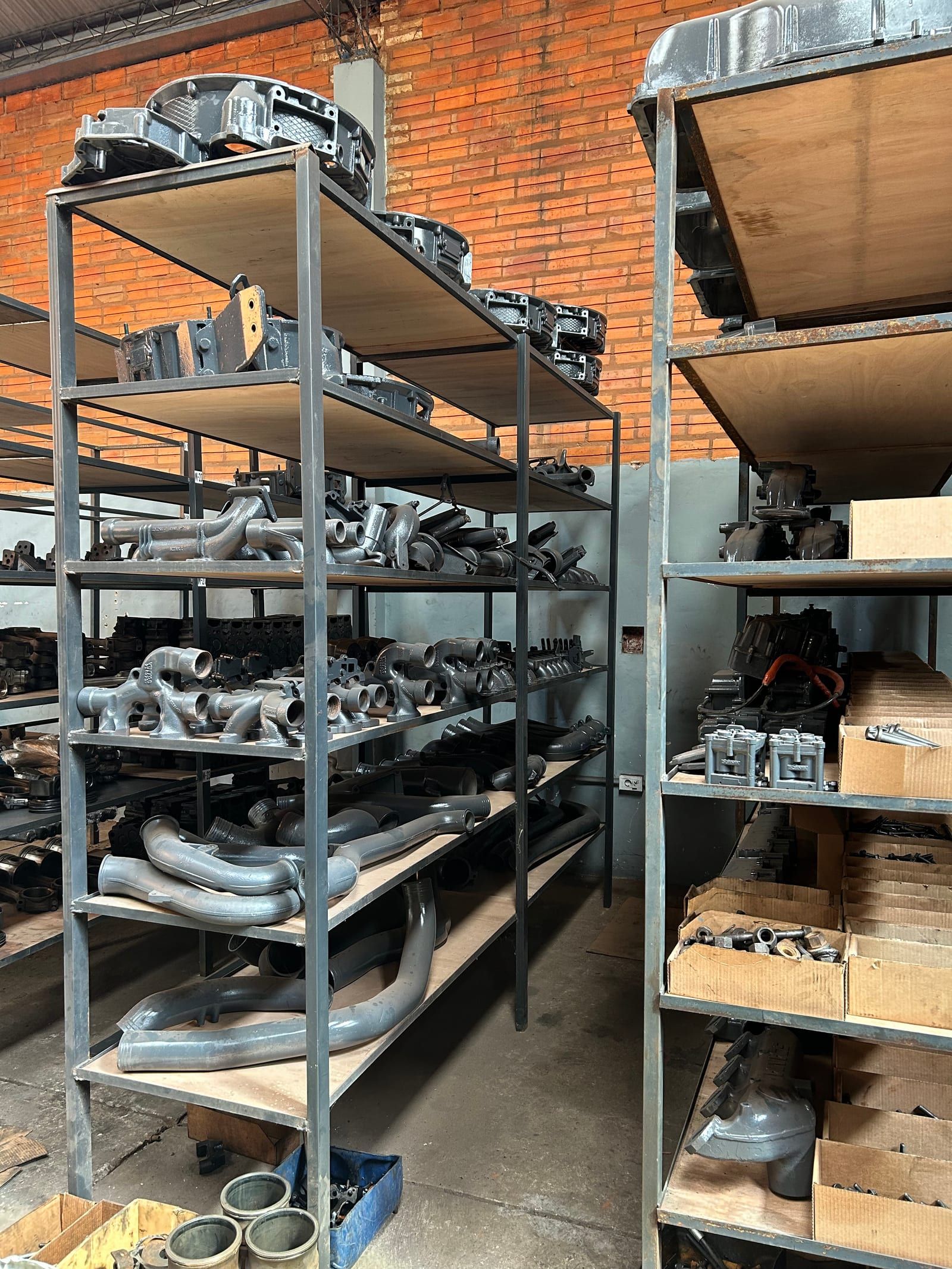 Múltiples y caños de escape ordenados en estantería