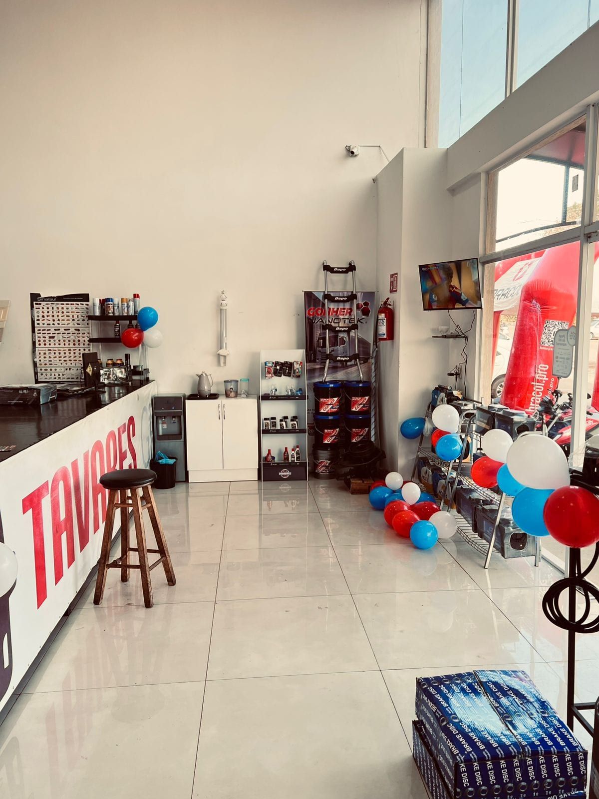 Salón de ventas de Campo 9 con productos y accesorios