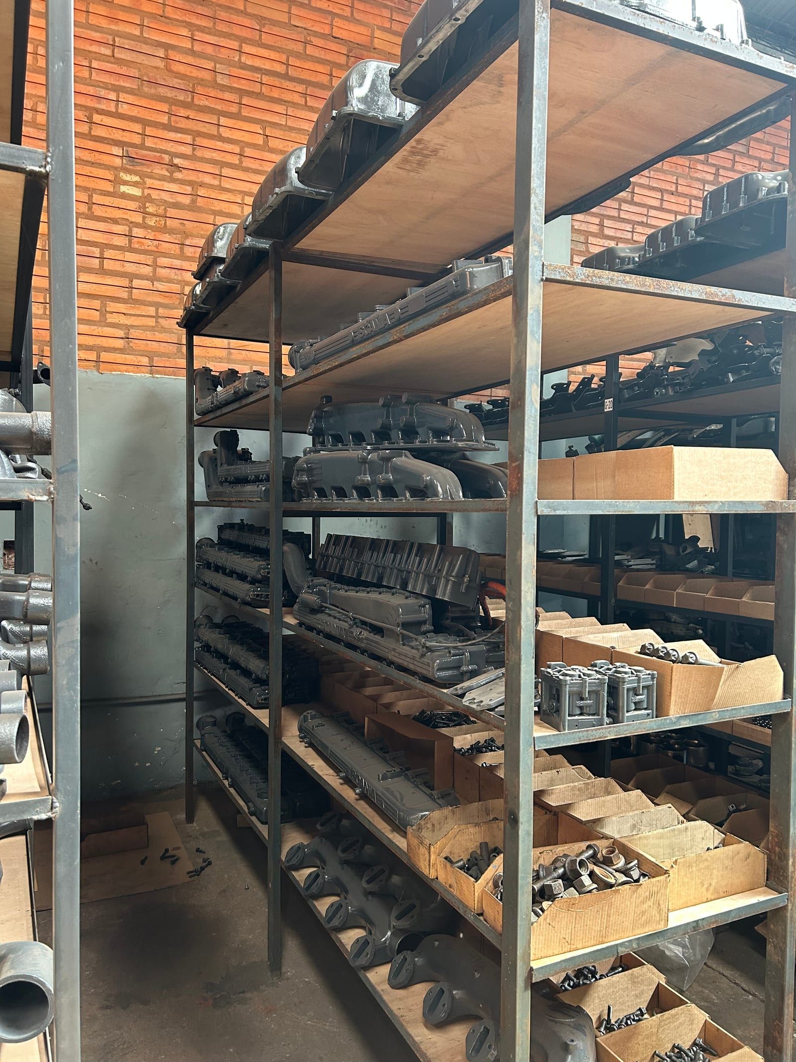 Estanterías con tapas de cilindro y múltiples de admisión